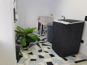 een badkamer met een zwart-witte vloer en een vuilnisbak bij CASA DEL ARBOL in Doradal