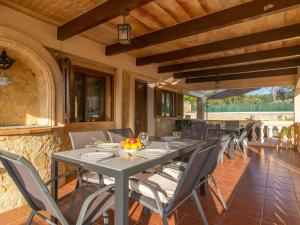 un comedor al aire libre con mesa y sillas en Villa Arhu - Villa With Private Pool In Capdepera Free Wifi en Capdepera