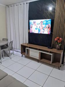 Il comprend un salon doté d'une télévision à écran plat. dans l'établissement Apartamento aconchegante perto do shopping, à São Luís