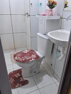 La salle de bains est pourvue de toilettes et d'un lavabo. dans l'établissement Apartamento aconchegante perto do shopping, à São Luís