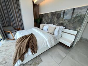 Postel nebo postele na pokoji v ubytování Kass Towers + 26 fotografií