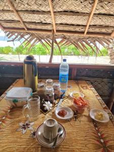 een tafel met eten en drinken erop bij Mahana Tua Lodge Huahine in Puahua