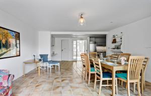 cocina y comedor con mesa y sillas en Stunning Home In Rudkbing With Kitchen, en Rudkøbing