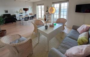 sala de estar con sofá y mesa en 2 Bedroom Stunning Home In Grsten en Gråsten