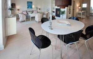 comedor y sala de estar con mesa blanca y sillas en 2 Bedroom Stunning Home In Grsten en Gråsten
