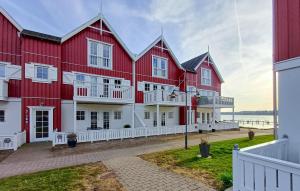 un gran edificio rojo y blanco con una masa de agua en 2 Bedroom Stunning Home In Grsten en Gråsten