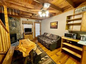Μια τηλεόραση ή/και κέντρο ψυχαγωγίας στο Oktoberfest themed Cabin in woods stream #14
