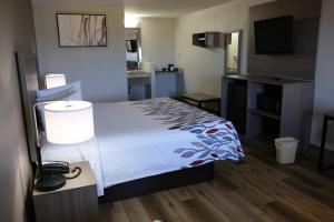 ein Hotelzimmer mit einem Bett und einem TV in der Unterkunft Red Roof Inn Staunton in Staunton