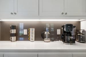 Příslušenství pro přípravu čaje a kávy v ubytování Lakeview Oasis Home with Spa