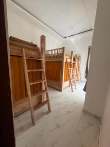 una fila de taburetes de madera en una habitación en Dream Beach Hostel Lembongan en Nusa Lembongan