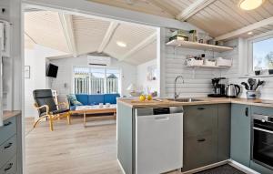 eine offene Küche und ein Wohnzimmer mit einem Sofa in der Unterkunft 2 Bedroom Nice Home In Vordingborg in Vordingborg