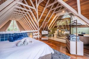 ein Schlafzimmer mit einem Bett in einem Zimmer mit Holzdecken in der Unterkunft Chalé exclusivo à 19km do centro de Curitiba in Almirante Tamandaré
