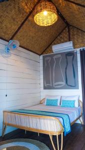 Cama en habitación con techo en Moyo Island Resort en Moyo Island