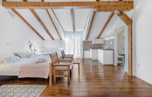 una camera da letto con un letto, un tavolo e delle sedie di Stunning Home In Lozovac a Lozovac