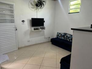 Телевизор и/или развлекательный центр в hospedagemsaopedro apartamento com garagem a 13 km de Cabo frio 22 km de arraial do cabo
