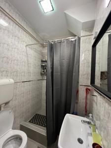 Un baño de Life & Work in Belgrade Centre with FREE parking!