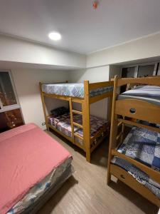 een kamer met 2 stapelbedden en een bed bij Sauvi Ocean in Lima