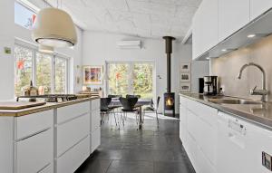 cocina con armarios blancos y encimera en Stunning Home In Bedsted Thy With Wifi, en Bedsted Thy