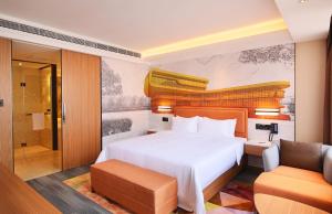 Giường trong phòng chung tại Hampton by Hilton Shanghai Hongqiao NECC