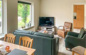 sala de estar con sofá y mesa en Nice Home In Kilder With Kitchen, en Kilder