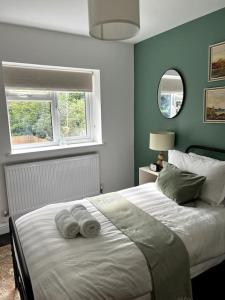 - une chambre avec un lit et des serviettes dans l'établissement 4 Bedroom House Coventry Sleep 7 with 3 Parking Spaces, à Coventry