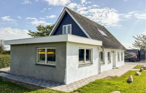 una pequeña casa con techo azul en Gorgeous Home In Nordborg With Kitchen, en Nordborg