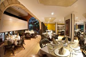 an empty dining room with tables and chairs at Centro Internacional Apartahotel in Bogotá