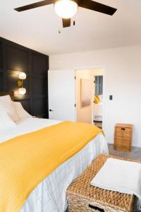una camera da letto con un letto e un ventilatore a soffitto di Cozy Cottage Downtown - Walk to OTR & Stadiums a Cincinnati