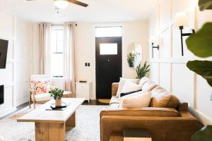un soggiorno con un divano e un tavolino da caffè di Cozy Cottage Downtown - Walk to OTR & Stadiums a Cincinnati