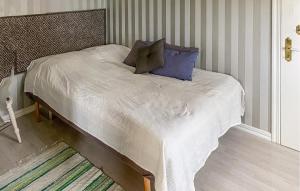 Postel nebo postele na pokoji v ubytování 2 Bedroom Stunning Home In Bergkvara