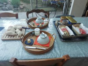 Una mesa con una bandeja de comida y un juego de té. en Évasion Romantique: Terrasse Privée, Bain Norvégien, et Table d'Hôtes – Bien-être à 1h de Lyon - FR-1-582-474, en Monistrol-sur-Loire 27 fotos más
