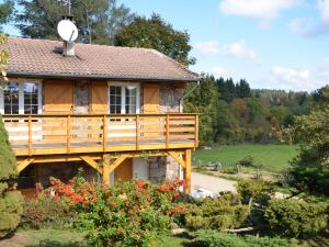 Casa de madera con balcón en el jardín en Évasion Romantique: Terrasse Privée, Bain Norvégien, et Table d'Hôtes – Bien-être à 1h de Lyon - FR-1-582-474, en Monistrol-sur-Loire