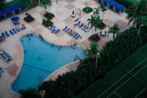 una vista aérea de una piscina en un complejo en Live Amazingly by the Beach - 00388, en Miami Beach