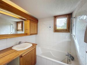 Appartement Combloux, 4 pièces, 6 personnes - FR-1-560-133 في كومبلو: حمام مع حوض وحوض استحمام