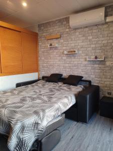 Postel nebo postele na pokoji v ubytování Estudio atico con piscina "Solsalou" Edificio Inter 2