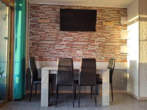 TV a/nebo společenská místnost v ubytování Estudio atico con piscina "Solsalou" Edificio Inter 2