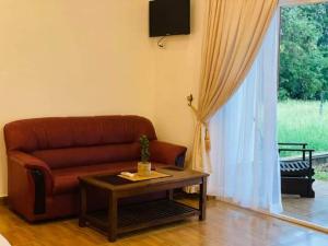 sala de estar con sofá y mesa de centro en Dhanwanthari Bhawan Ayurvedic Retreat, en Habarana