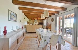 Fotografie z fotogalerie ubytování Cozy Home In Saint-Jean-De-Maruéjol v destinaci Avejan