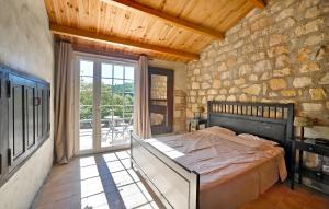 Postel nebo postele na pokoji v ubytování Cozy Home In Saint-Jean-De-Maruéjol