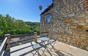Balkón nebo terasa v ubytování Cozy Home In Saint-Jean-De-Maruéjol