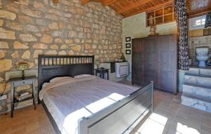 Postel nebo postele na pokoji v ubytování Cozy Home In Saint-Jean-De-Maruéjol