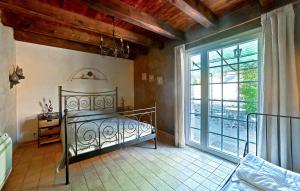 Postel nebo postele na pokoji v ubytování Cozy Home In Saint-Jean-De-Maruéjol