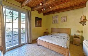 Postel nebo postele na pokoji v ubytování Cozy Home In Saint-Jean-De-Maruéjol