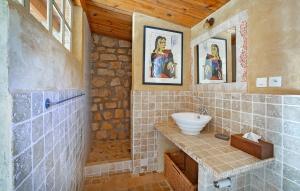 Fotografie z fotogalerie ubytování Cozy Home In Saint-Jean-De-Maruéjol v destinaci Avejan