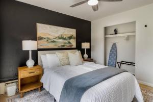 een slaapkamer met een bed en een schilderij aan de muur bij NEW! Comfy 1 Bedroom Flat I Hollywood Suites in Mount Clemens