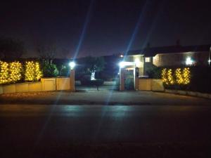 une maison éclairée la nuit avec des lumières dans l'établissement Cascina del Poeta, à Recanati