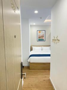 - une chambre avec un lit et une porte menant à une pièce dans l'établissement Phương Mai Hotel Đà Lạt, à Đà Lạt