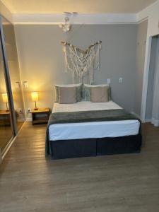 een slaapkamer met een groot bed in een kamer bij Flat Novo Lindo Borges Lagoa com garagem 1109 in Sao Paulo