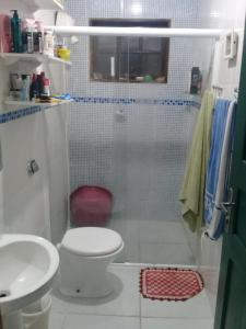 y baño con ducha, aseo y lavamanos. en Casa Ampla en Passa Quatro