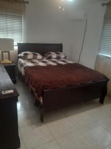Un dormitorio con una cama grande con almohadas. en Basden's Paradise en Freeport